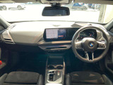 BMWカーブド・ディスプレイが中心の次世代コックピット。スイッチ類を減らし、直感的な操作とクリーンなデザインを実現しています。