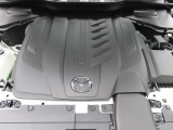CX-80のエンジンルームです。3.3L直列6気筒ディーゼルエンジンにマイルドハイブリッドを組み合わせた、e-SKYACTIV D 3.3を登載。MAZDA車のプロとして、責任を持って整備しお届けいたします。