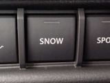 (スノーモード)雪道やアイスバーンでタイヤの空転を抑制するモード。ウインタースポーツにお出かけの際も安心