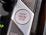 【スタートボタン】リモコンキーを持っているだけで起動可能なスタートボタン。オートスタート/ストップ機能も装備しており燃料消費量の軽減に貢献します。