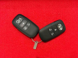電子カードキーを携帯していれば、リクエストスイッチを押すだけでドアの施錠と解除が行えます。しかも盗難防止に役立つイモビライザー機能付きです。