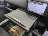 簡易テーブルも装備されており、室内での仕事もスムーズです。