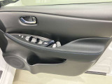 【運転席ドア】ボトルホルダーや収納ポケットが付いているので運転席周りもスッキリ保てます★