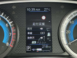 2台前を走る車両を検知し注意を喚起してくれるインテリジェントFCW(前方衝突予測警報)とエマージェンシーブレーキ付きです!カメラで車両や歩行者を認識し衝突を回避、又は被害を軽減してくれます。