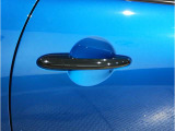 【スマートキー】車両のキーをカバンやポケットに入れたまま、お車の開閉が可能で御座います。お車の前に立ってキーを探す必要が御座いません。