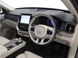 インストルメントパネルは僅かに運転席側へと傾けられているほか、余計なスイッチ類を可能な限り排し、運転に集中しやすい環境を造り出しています。