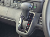 手に馴染むシフトノブで扱いやすく、快適な運転を支えます。