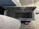 センターアームレスト付きで運転中も腕が楽々!