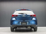 【リヤ正面】リヤゲートを閉めた状態です。この写真以後5枚は、別アングルでMAZDA2のスタイリングをお確かめください。