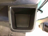 便利なドリンクホルダーが付いています。
