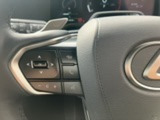 【ステアリングスイッチ】走行中も視線をそらさずにオーディオ操作ができるので、運転に集中できます。