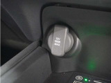 ◆12V電源ソケット◆スマートフォンの充電等にも便利な電源ソケット!使いやすい場所に装備されています。