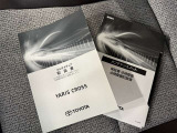メンテナンスノート、取扱説明書ですね。 車の情報が凝縮されています。 車の整備記録が記載されている大事な物ですよ。