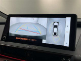 パノラミックビューモニターシステムが付いているので車の上から見た映像が確認できますよ。 一目で車両周辺の情報を確認できますが、直接安全をご確認下さい。