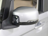 ◆ドアミラーウインカー◆ドアミラーにウインカーを装備しています。対向車に自身の進行方向を合図し安全に運転できます。