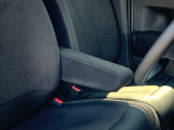 アームレストです!これがないと運転が落ち着かないという方もいらっしゃるのではないでしょうか?肘置きがあるだけでも比較的楽な姿勢で運転することが出来ますし腕の疲れを軽減できます。