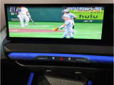 【ⅰドライブナビゲーション】文字情報も鮮明に表示する高解像度カラーディスプレイを採用。視認性に優れた地図デザインと特徴的な建造物を目印にした描写表示で現在位置を把握できます。地図データの更新も可能です