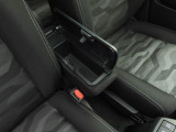 運転席と助手席の間には、蓋付きタイプのコンソールボックス。肘掛けにもなるので、便利です。