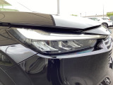 明るく白い光のLEDヘッドライトにより、夜間でも遠くまで見通しやすく、安全性が高まります。