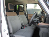 運転席も広々でゆったり気分で運転できます♪シフトノブをダッシュボード側に配置したので運転席から助手席への移動が簡単にできるんです。