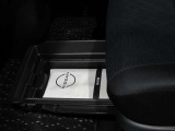 助手席の下にはアンダートレイを装備、普段使わない車検証等を収納するのに便利