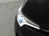 精悍な目つきのLEDヘッドランプを装備しております。