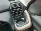運転席側のドリンクホルダーは安定感のある埋め込み式となっています。