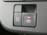 電動パーキングブレーキを搭載。スイッチ操作でパーキングブレーキを作動・解除することができるので操作の力が不要です。