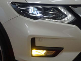 LEDヘットランプ・ハロゲンヘットランプの約2倍の光量でより明るく遠くを照らし、夜間走行時の視認性を高めます。