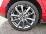 タイヤサイズは215/45R18 89W。18インチの純正ホイールになっています。