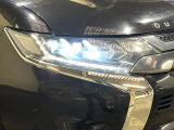 【LEDヘッドライト】悪天候や夜間走行時も良好な視界を確保し安心して運転できる高輝度LEDヘッドライトを装備!点灯速度が早く、消費電力も抑えられています。