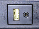 USB、AUX端子を装備しております。