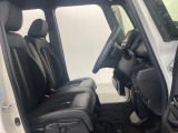 女性でも運転がしやすいように、シートの高さ調整機能(シートリフター)がついています。運転席と助手席の間が空いている為、助手席側への移動がスムーズです。交通量の多い道でも助手席側から乗り降りができます。