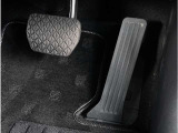 【オルガン式アクセルペダル】人間工学に基づいてオルガン式アクセルペダルを採用しております。運転時の疲労を軽減し、とっさのときの踏み間違いも起きにくくなります。