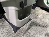 手の届くところにすぐに取り出せ、しまえるセンターロアーボックスが付いてます