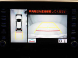 パノラミックビューモニターを装備。駐車場や交差点でクルマを真上から見るように周囲を確認できます。機能の詳細は販売店スタッフまでおたずねください。