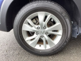純正アルミホイールです。足元が引き立つので、車全体のイメージがアップしますよ!
