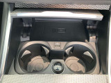 ドリンクホルダーにUSBポート付き。