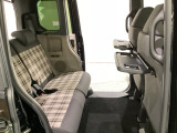 運転席・助手席の背もたれには、2列目シート用にカップホルダー付きの「格納式のシートバックテーブル」を装備しています。休憩時のちょっとした時間などカップを置いたり、小物置きに使えて便利です。