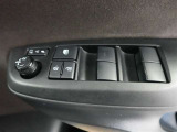 運転席のパワーウインドスイッチで全席窓の開閉・ロック操作ができます。