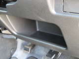 運転席側の下部にポケットがあります。小物の収納ができます。