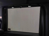 後席にお乗りの方が眩しくないように日差しを軽減する格納式リヤドアサンシェードが付いてます