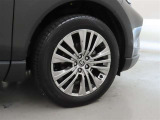 装着タイヤサイズは、225/55R19です。純正アルミホイールを装着しております。