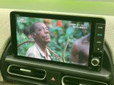 多彩な映像コンテンツを楽しめるモニターは、長距離移動の強い味方。停車中は、映画やドラマでリラックスできます。