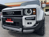 歴代のランドクルーザーを彷彿とさせる、メーカーオプションの丸目型ヘッドランプ。 先行車・対向車への眩惑防止に配慮したオートレベリング機能などを備えているのも安心です。