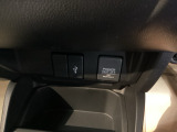 車内で便利な電源供給。【アクセサリーソケット】で、スマートに充電!