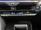 左右独立温度コントロールフルオートエアコンです。運転席、助手席それぞれで独立して温度設定ができます。冷え性の方が乗っても安心ですね♪