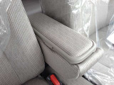 運転席と助手席の間にコンソールボックスがございます。