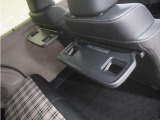 休憩時のちょっとした小物置きに使える、前席背面の格納式テーブルです。