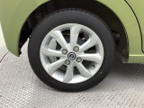 純正アルミホイールです。車にぴったりなデザインで、足元がおしゃれに♪また、スチールホイールに比べ軽いので、車の燃費も良くなりますよ!